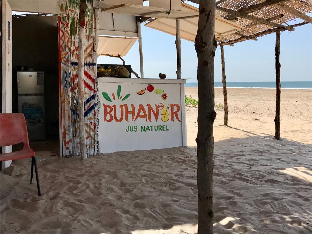 Bar extérieur du campement avec des boissons avec Façade du Campement Buhanor à Cap-Skirring, un hébergement de charme offrant un séjour authentique en Casamance.