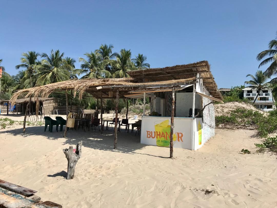 Bar extérieur du campement avec des boissons avec Façade du Campement Buhanor à Cap-Skirring, un hébergement de charme offrant un séjour authentique en Casamance.