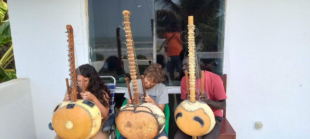 un groupe de touriste international argentin apprenant la kora au campement buhanor a Cap Skirring .