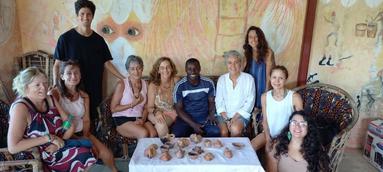  touriste argentin decouvrant l'art culturels diola au campement buhanor à Cap Skirring .