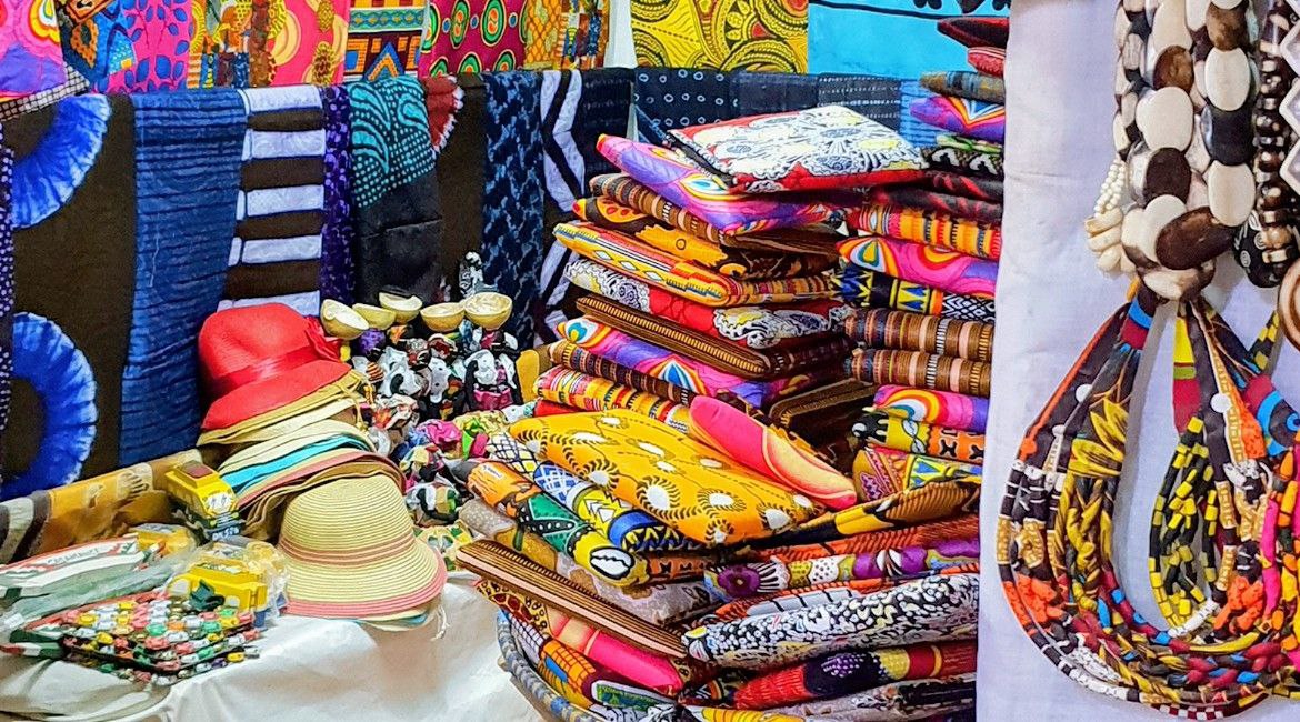 Découvrez les couleurs et l'effervescence des marchés locaux de Cap Skirring et de Casamance. Trouvez des souvenirs uniques et authentiques, reflets de l'artisanat sénégalais. Parfait pour vos rencontres et votre immersion culturelle.