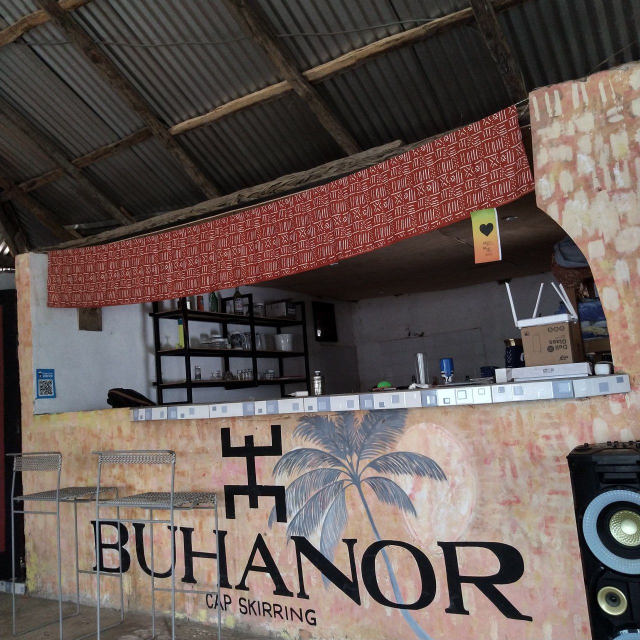 Bar intérieur convivial au Campement Buhanor, servant de la bière locale, des spiritueux et des boissons rafraîchissantes pour des moments de partage à Cap-Skirring