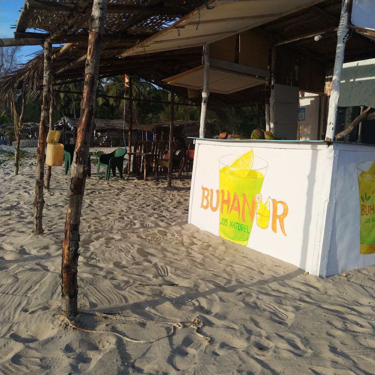 Bar de plage pittoresque au Campement Buhanor, idéal pour déguster des cocktails et des jus locaux en admirant les magnifiques couchers de soleil sur la plage de Cap-Skirring.
