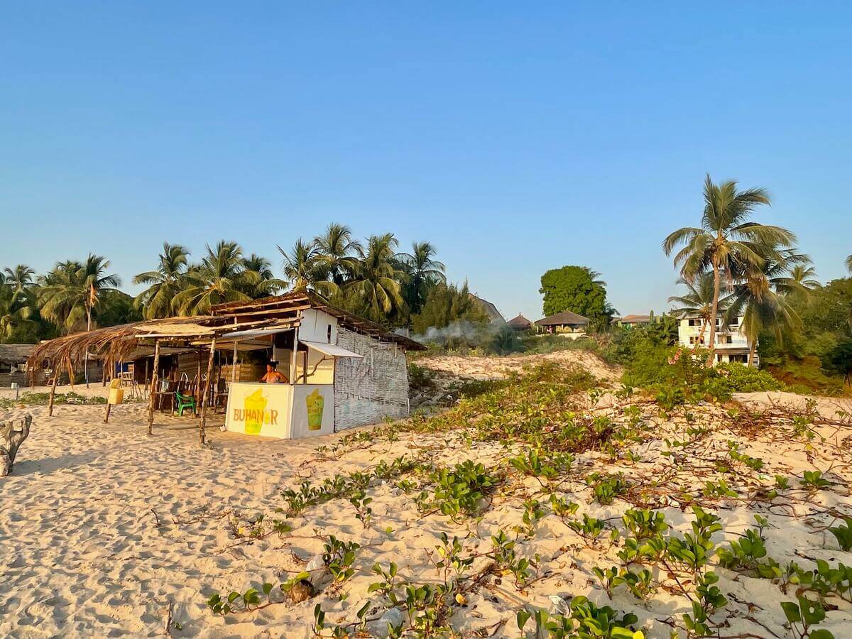 Bar de plage pittoresque au Campement Buhanor, idéal pour déguster des cocktails et des jus locaux en admirant les magnifiques couchers de soleil sur la plage de Cap-Skirring.