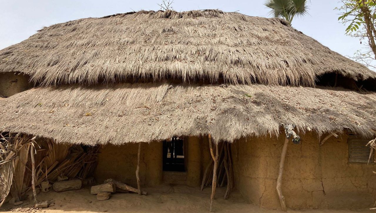 Plongez au cœur de la culture Diola avec cette case traditionnelle authentique, emblème des villages que vous visiterez en Casamance. Une immersion culturelle unique depuis le Campement Buhanor à Cap Skirring.