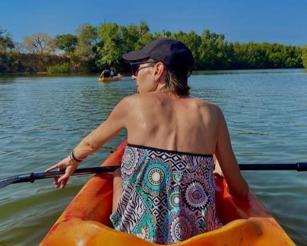 Excursion en kayak dans les bolongs de Casamance, découvrez la mangrove et les paysages aquatiques depuis le Campement Buhanor.