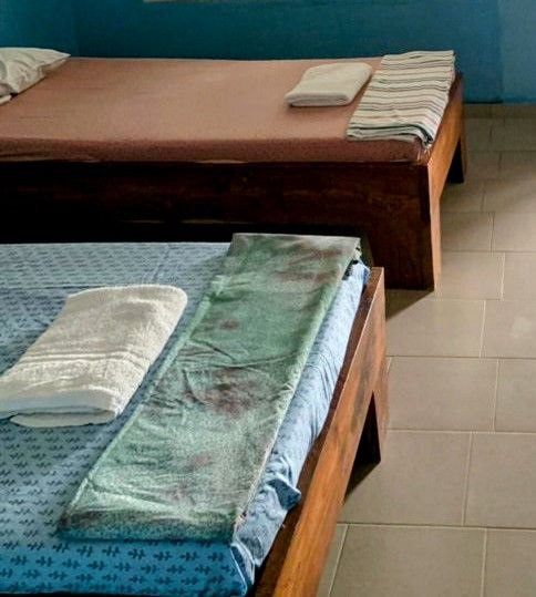 Chambre économique standard du Campement Buhanor à Cap-Skirring, offrant un confort simple et un lit douillet pour un séjour abordable à Cap Skirring en Casamance.