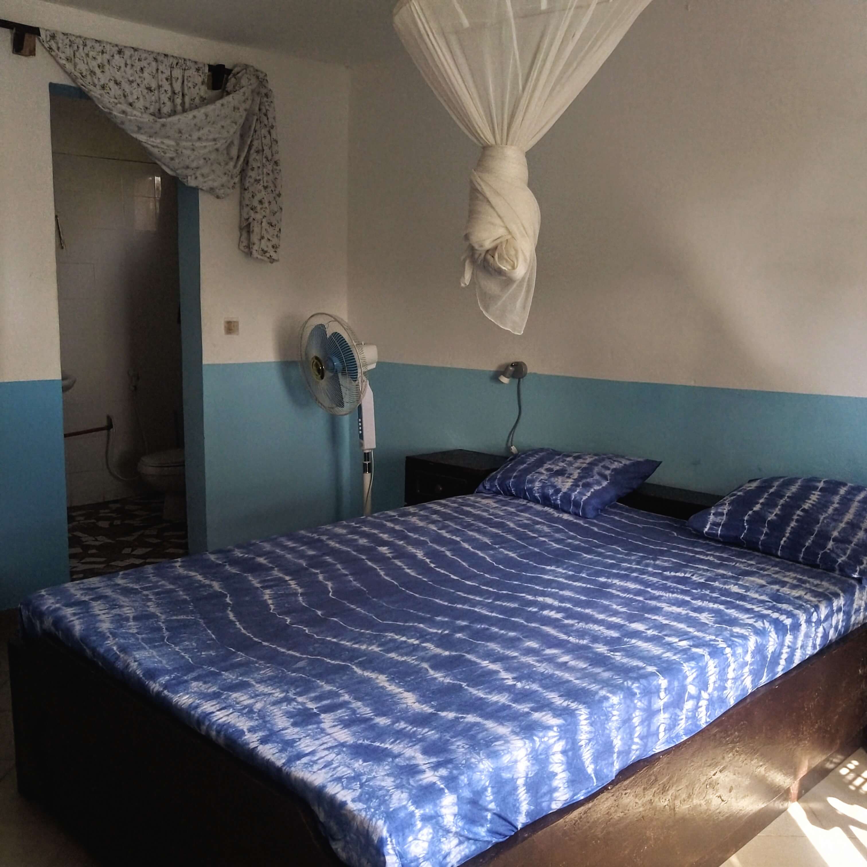 Chambre familiale confortable Seleki ou Etama au Campement Buhanor à Cap-Skirring, avec lit double et moustiquaire, idéale pour les familles.