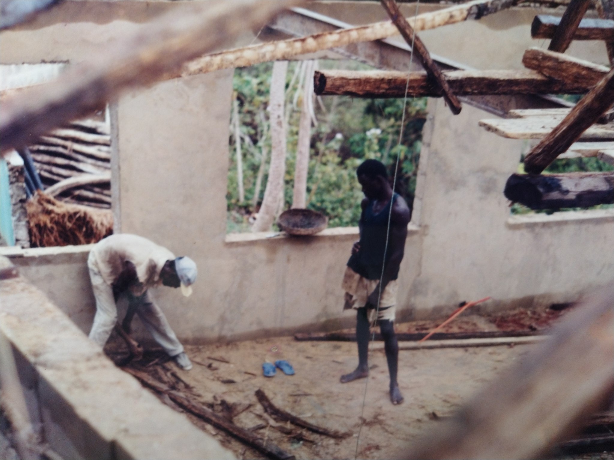 Travailleurs locaux construisant une structure avec des matériaux naturels, témoignant de l'architecture traditionnelle de Cap-Skirring lors de la création du Campement Buhanor.