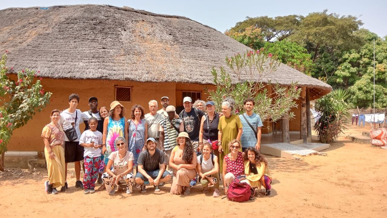 groupe de touriste international venu d'argentine pour decouvrire les maisons et case à impluvium diola a enampor en Casamance .