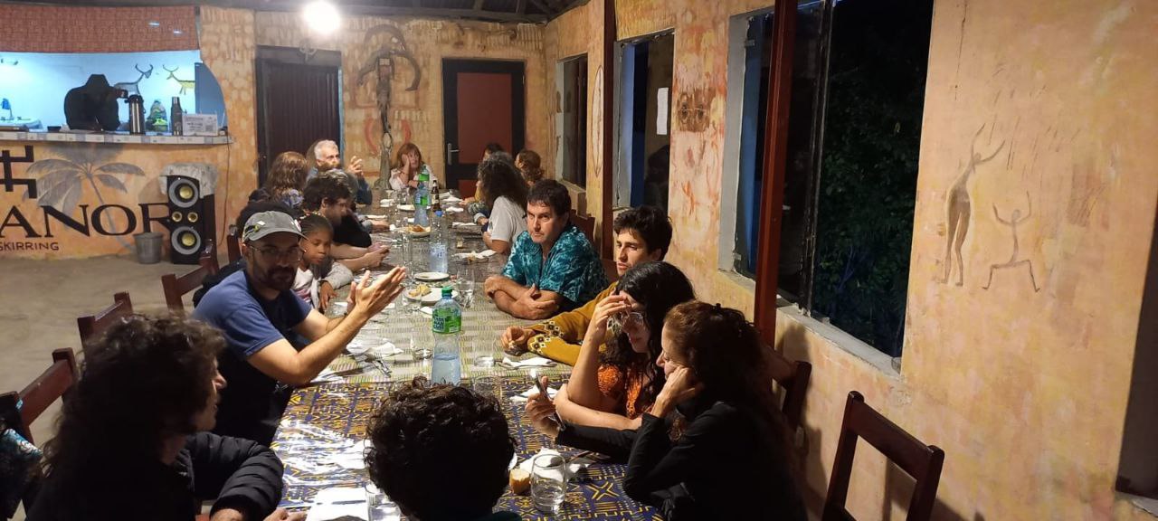  groupe de touriste argentin qui prennent leur diner au campement buhanor à Cap Skirring .