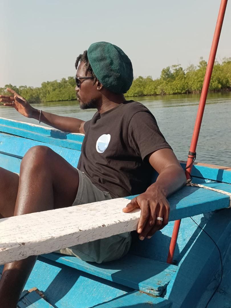 Excursion en pirogue à travers les magnifiques mangroves et bolongs de Casamance, une aventure paisible et immersive proposée par le Campement Buhanor à Cap-Skirring.