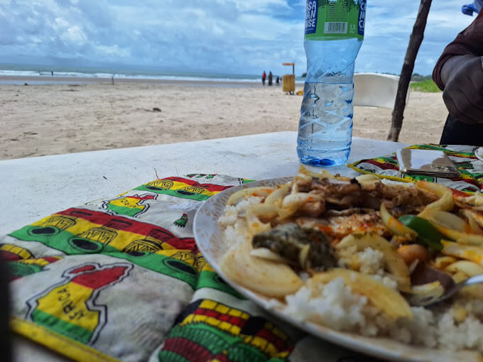 Déjeuner savoureux au Campement Buhanor avec vue sur la plage de Cap-Skirring, savourez la cuisine locale dans un cadre idyllique.