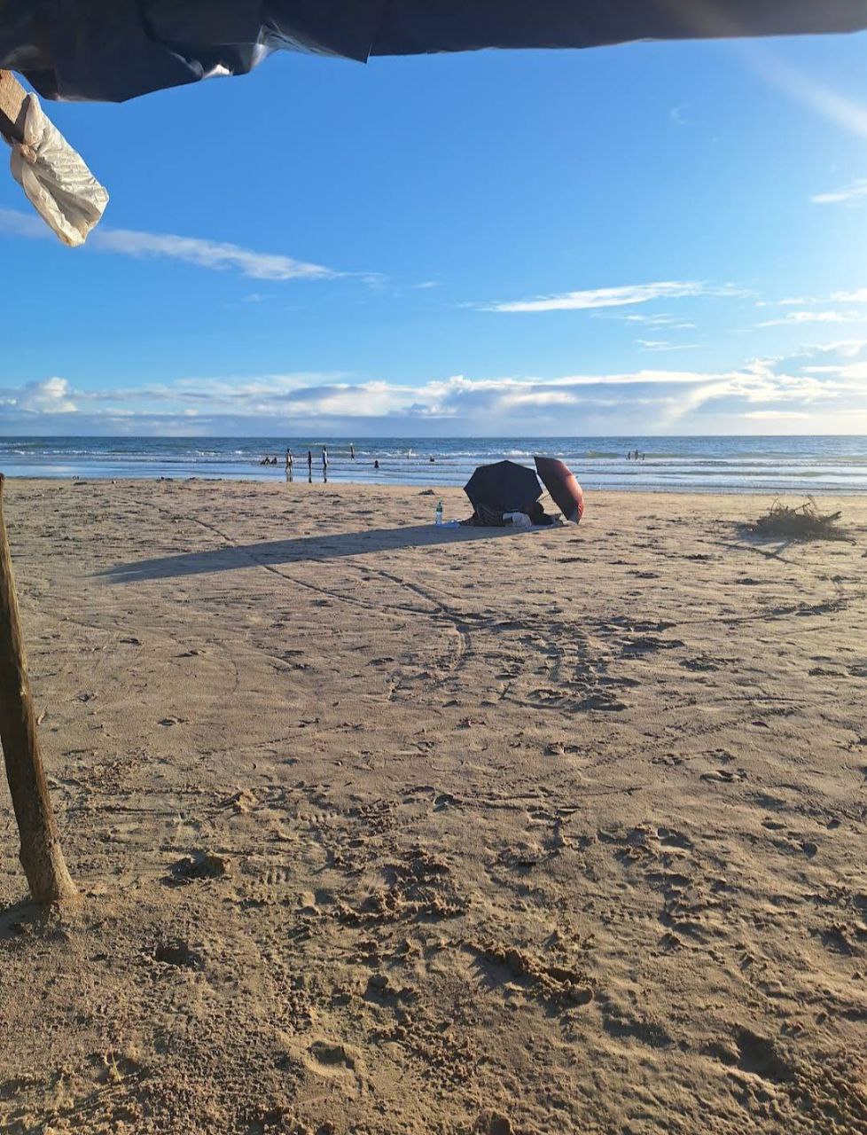 Profitez d'une journée détente sur la plage de Cap-Skirring avec nos locations à la journée, parasol et sable fin près du Campement Buhanor.