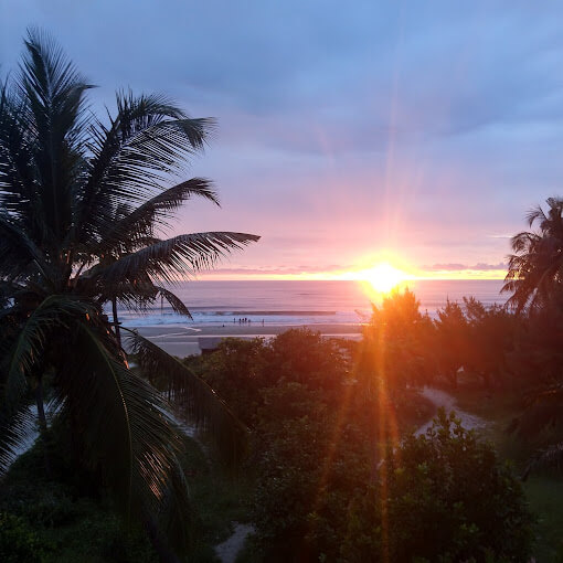 Magnifique coucher de soleil sur la plage de Cap-Skirring vu depuis le Campement Buhanor, ambiance paisible et couleurs chaudes de la Casamance