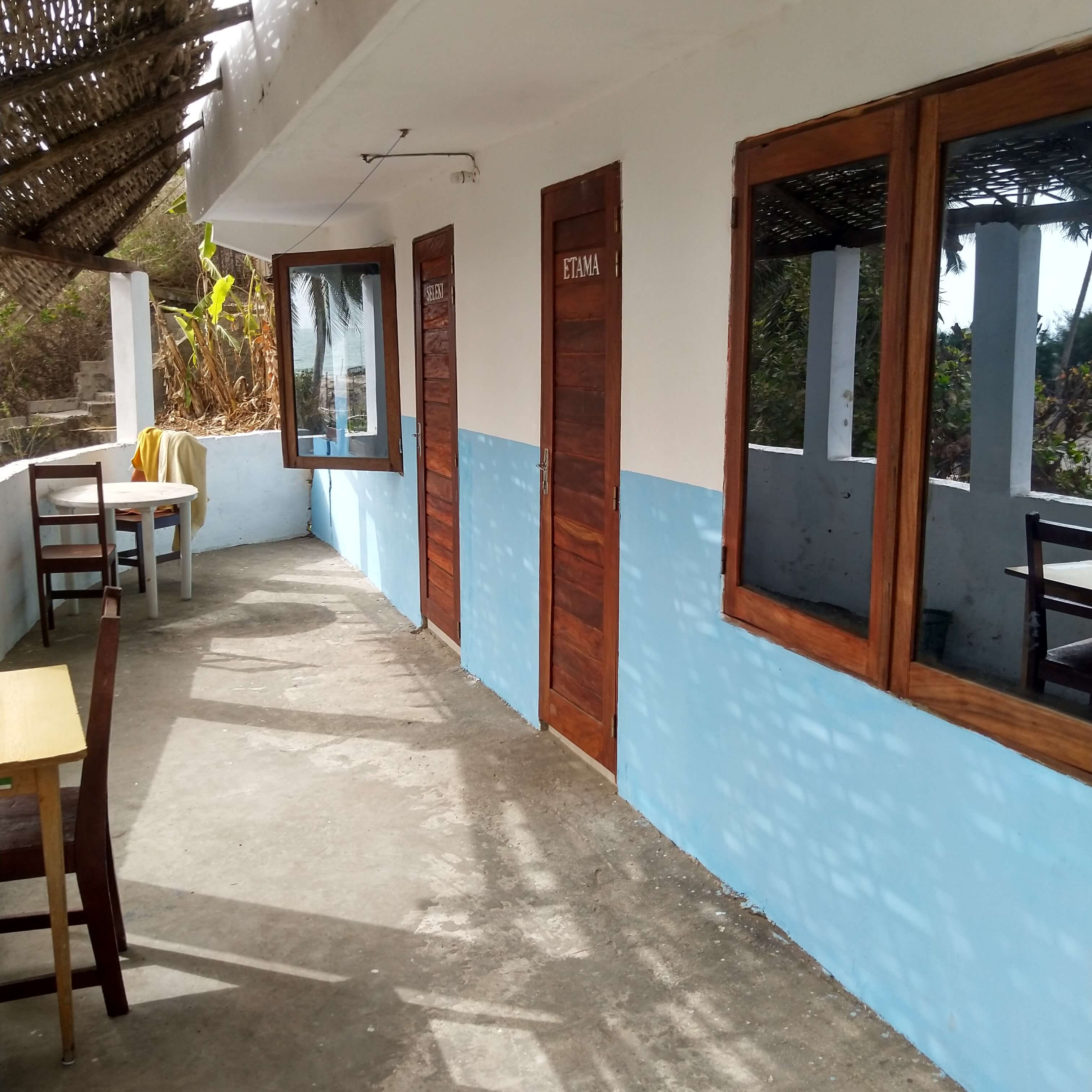 Terrasse privée attenante à la chambre du Campement Buhanor, offrant un espace de détente extérieur avec vue sur la mer à Cap-Skirring.