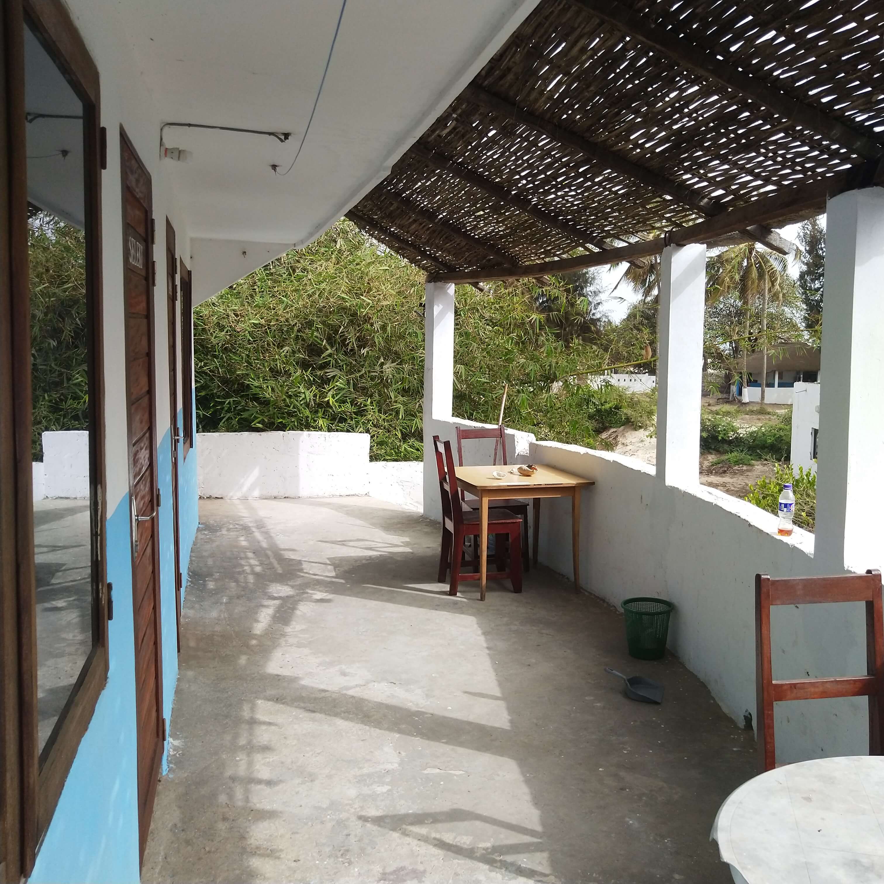 Terrasse privée attenante à la chambre du Campement Buhanor, offrant un espace de détente extérieur avec vue sur la mer à Cap-Skirring.