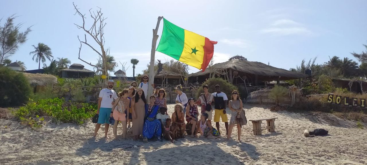 randonnées des touristes venus d'argentine pour visiter et decouvrire la plage de cap skirring et de son paysages   .